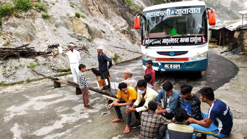 विद्युतको माग गर्दै स्थानीय द्धारा महाकाली लोकमार्ग अबरुद्ध,